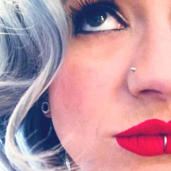 Meet your Posher, Laura - Picture 1 of 1